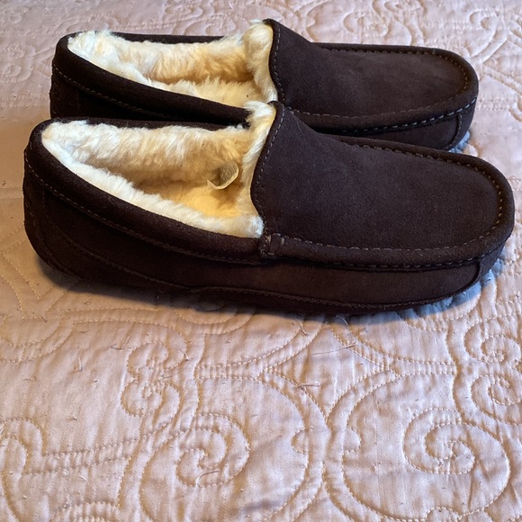 UGG  Men Slippers - Picture 2 of 6